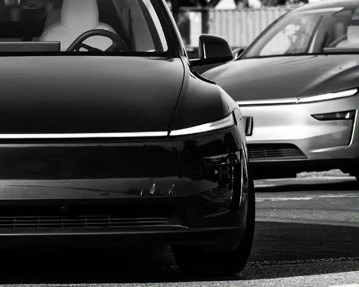 网传特斯拉的Robotaxi试车在德州限定区域试运营中，同样的自动驾驶运营情况，