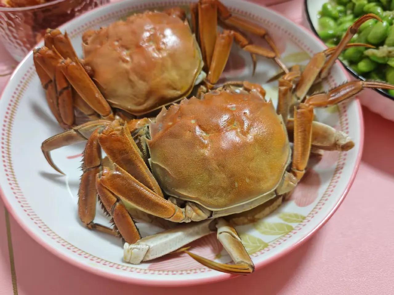 #今日餐桌美食分享# 
阳澄湖大闸蟹
配绍兴花雕酒
蘸姜葱调料
味道好极了
#大