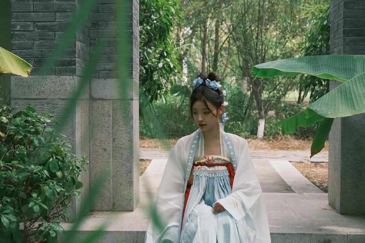#大厂运营用蛇皮袋做汉服火出圈#真的好有想法，汉服发扬光大是每个人一起努力的结果