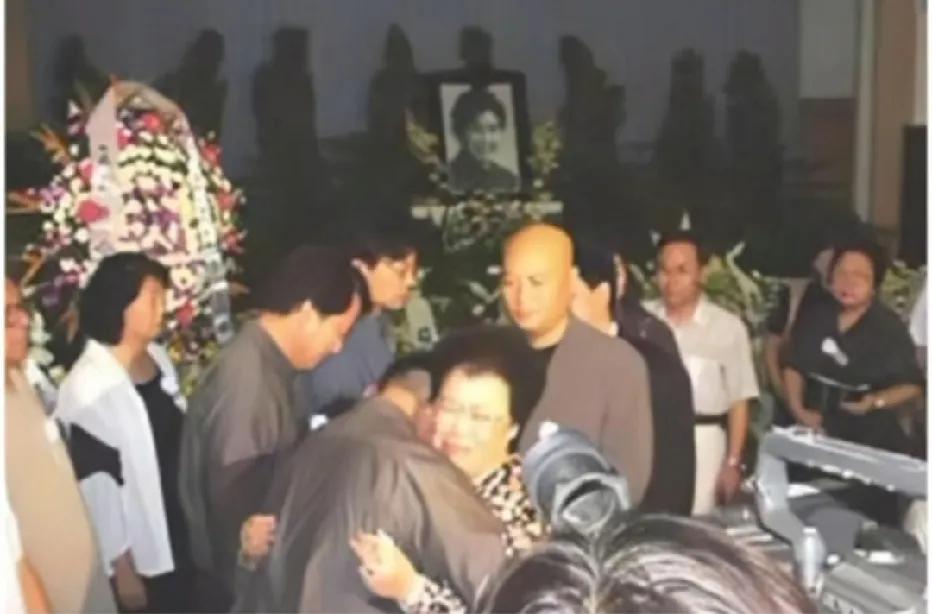 2000年，陈丽华与丈夫迟重瑞参加八宝山赵丽蓉葬礼时的一幕，画面之中哀乐环绕，摆