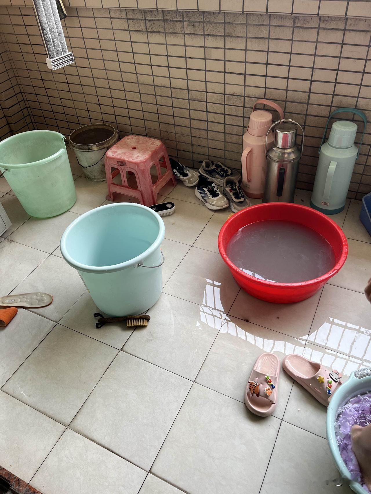 要开学了，是时候让这些小屁孩们整理一下书包、鞋子了，做个清洁。

看起来他们还是