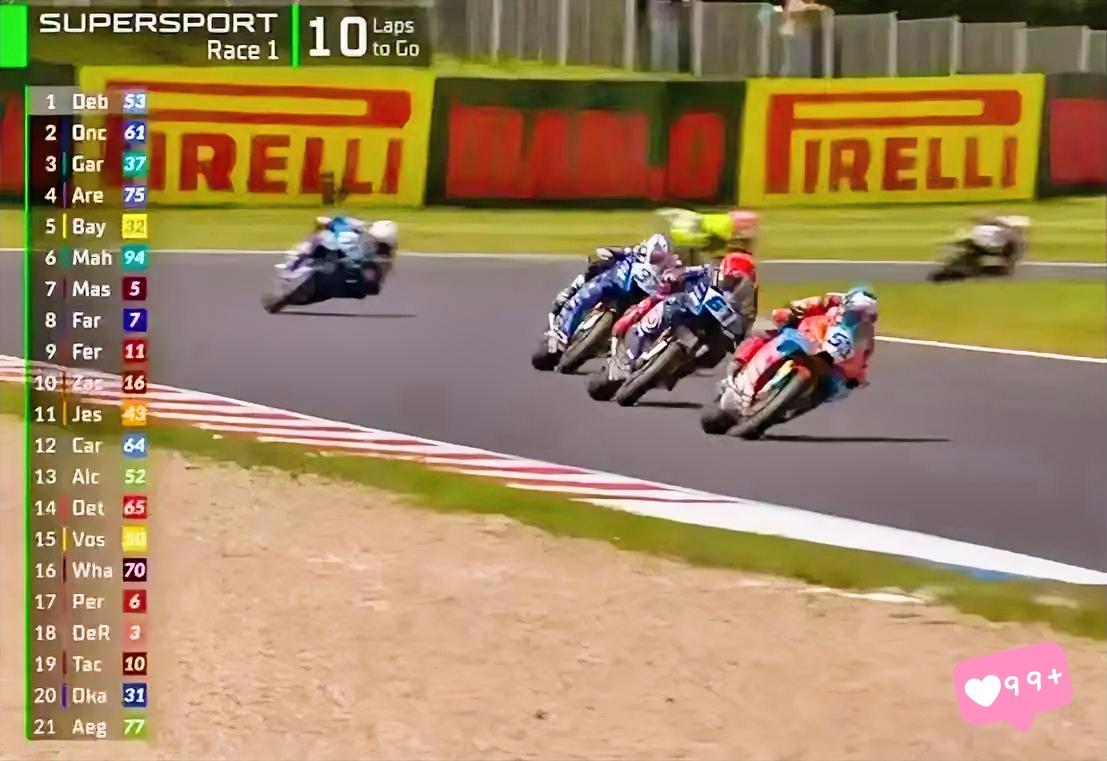 碾压，张雪机车再夺冠军。5月16日，WSBK捷克站第一回合的比赛刚刚结束，骑53
