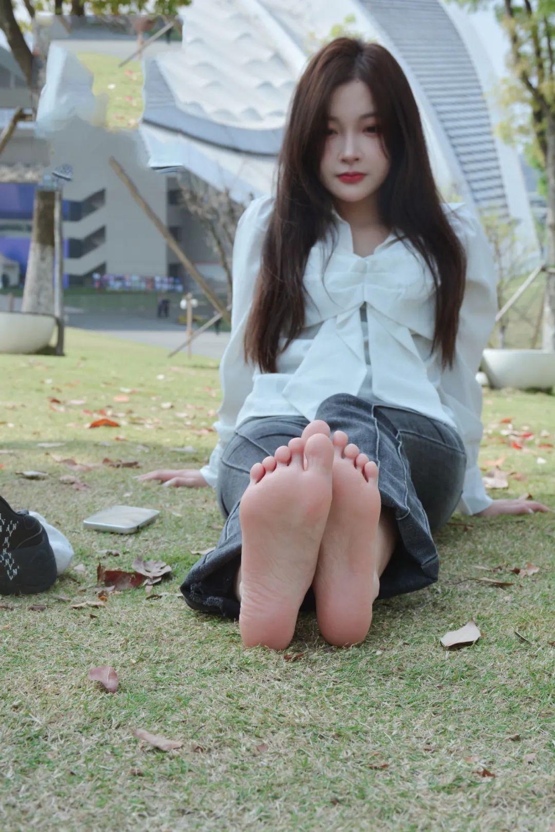 时光总像握不住的流水，悄无声息便漫过了秋光，转眼又是一年冬季。
 
风开始带了凉