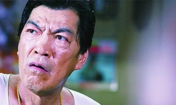 你能信吗？那个在电影里最讲“义气”的大傻哥，死了之后，亲生大儿子把他拿命换来的钱