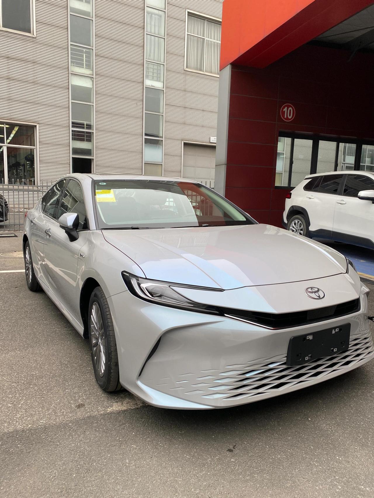 凯美瑞
凯美瑞2.0L燃油版，一年两万公里油费一万二左右，保险四千五到五千二，保