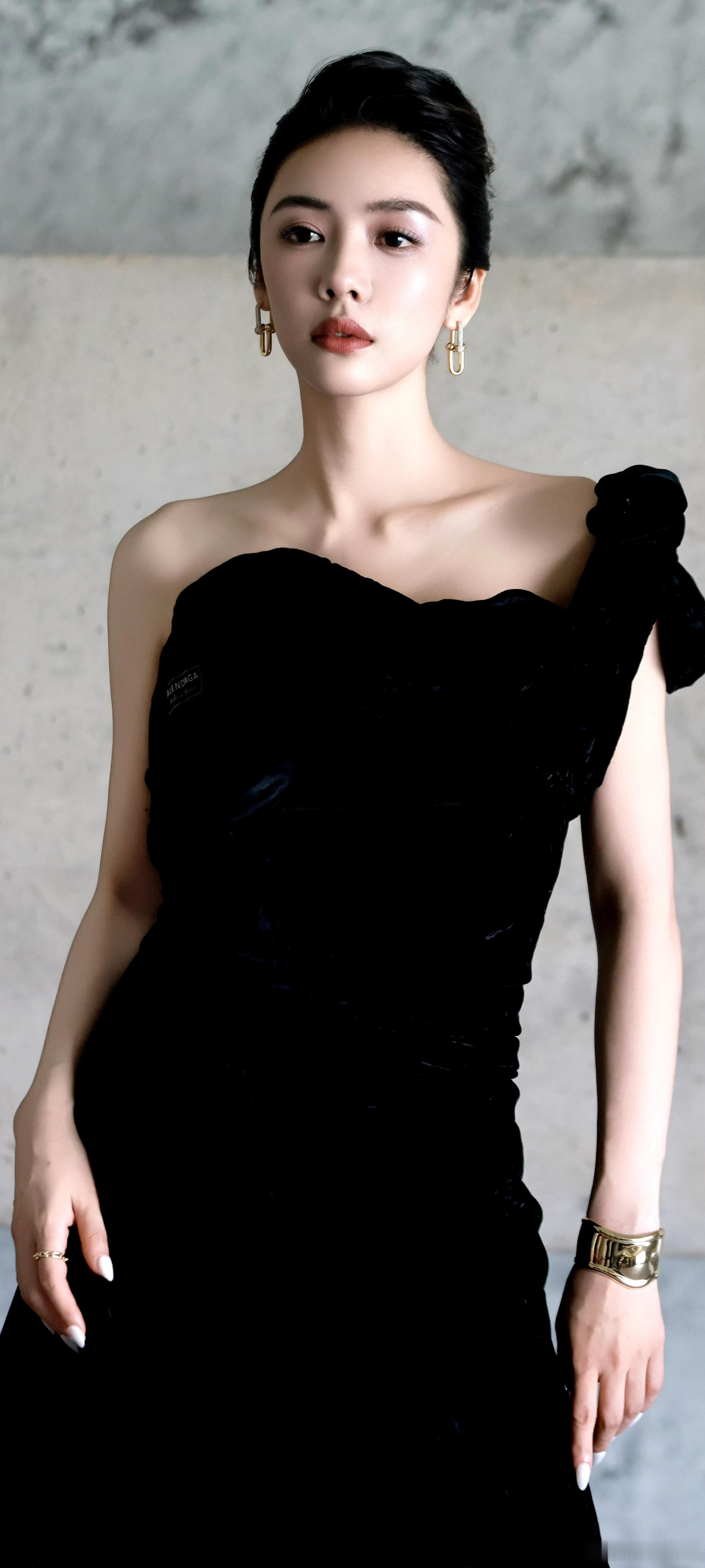 蔡文静工伤 并非真受伤，只是网友玩梗。两人气质外形差距大，亲密戏份被吐槽违和，笑