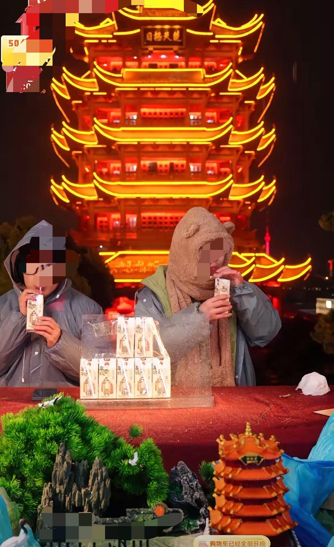 凄风冷雨中，
曾经的繁华是梦。
昨天武汉风雨交加大降温，
黄鹤楼上着实有点冷。