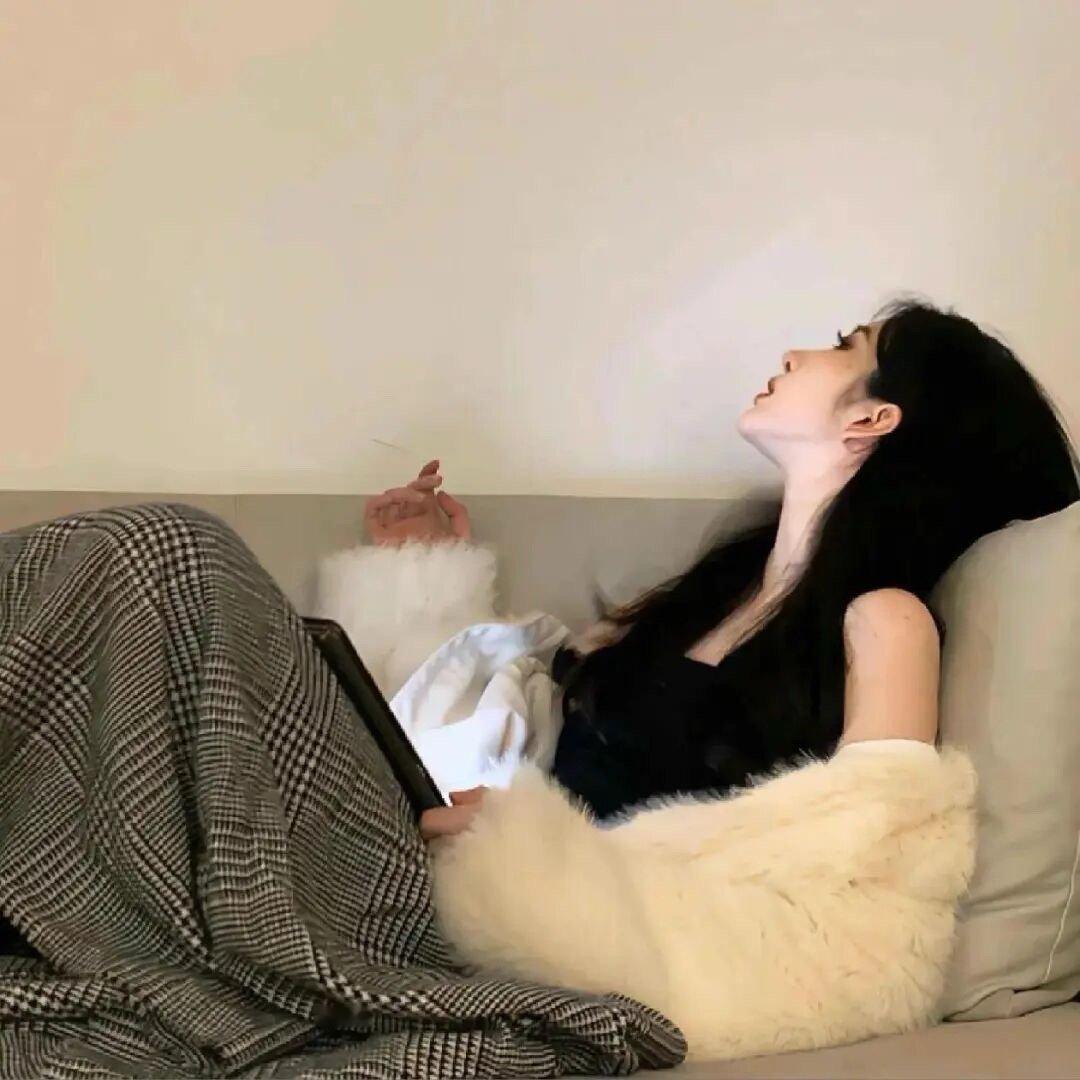 以前觉得自己不是恋爱脑 有爱没爱无所谓 后来发现自己爱着爱着 就算违背了很多底线