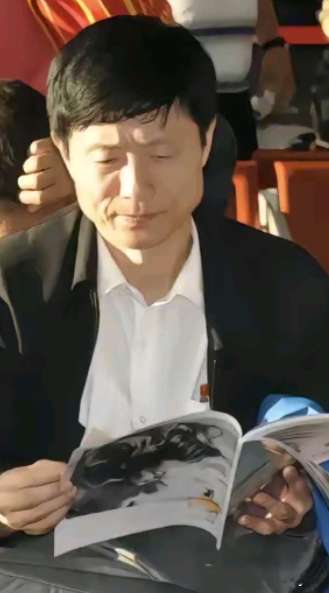 朋友们，今天咱们聊一个人——他走了八年，可一提到硬骨头、血性、尊严，大家第一个想