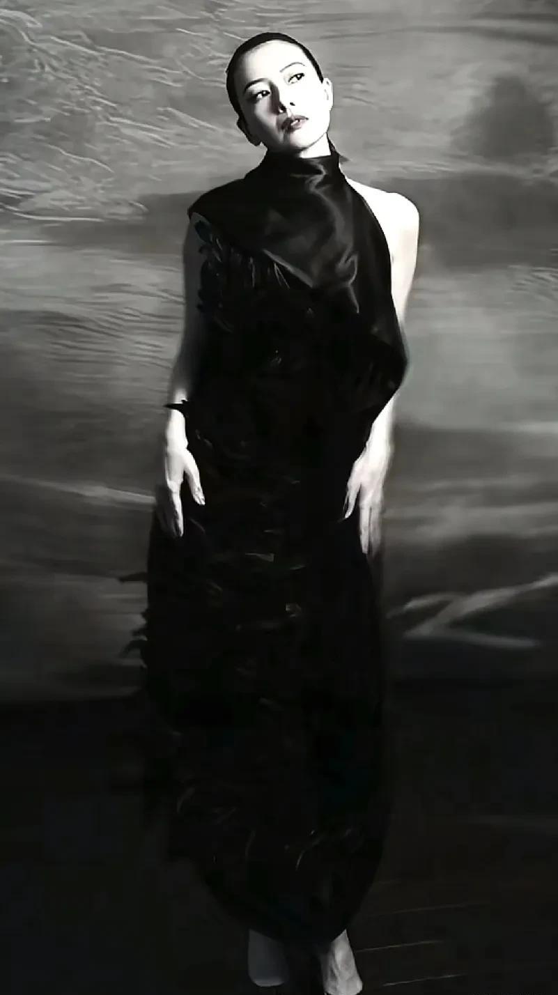 娱乐圈都在拼谁的礼服露得多、谁的妆造狠，偏偏高圆圆往那儿一站，轻轻松松就赢麻了？