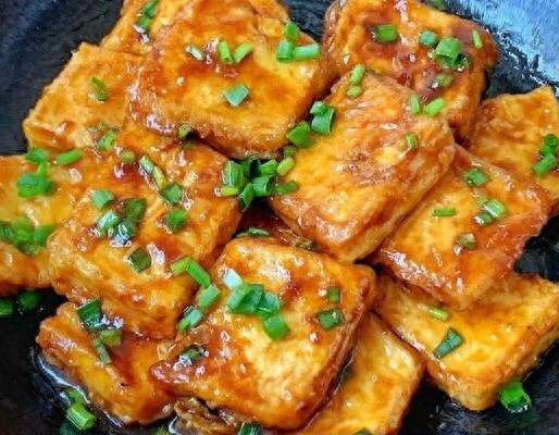 两三块钱的豆腐做出馆子味，外皮脆到咔哧响，里面嫩得直爆汁