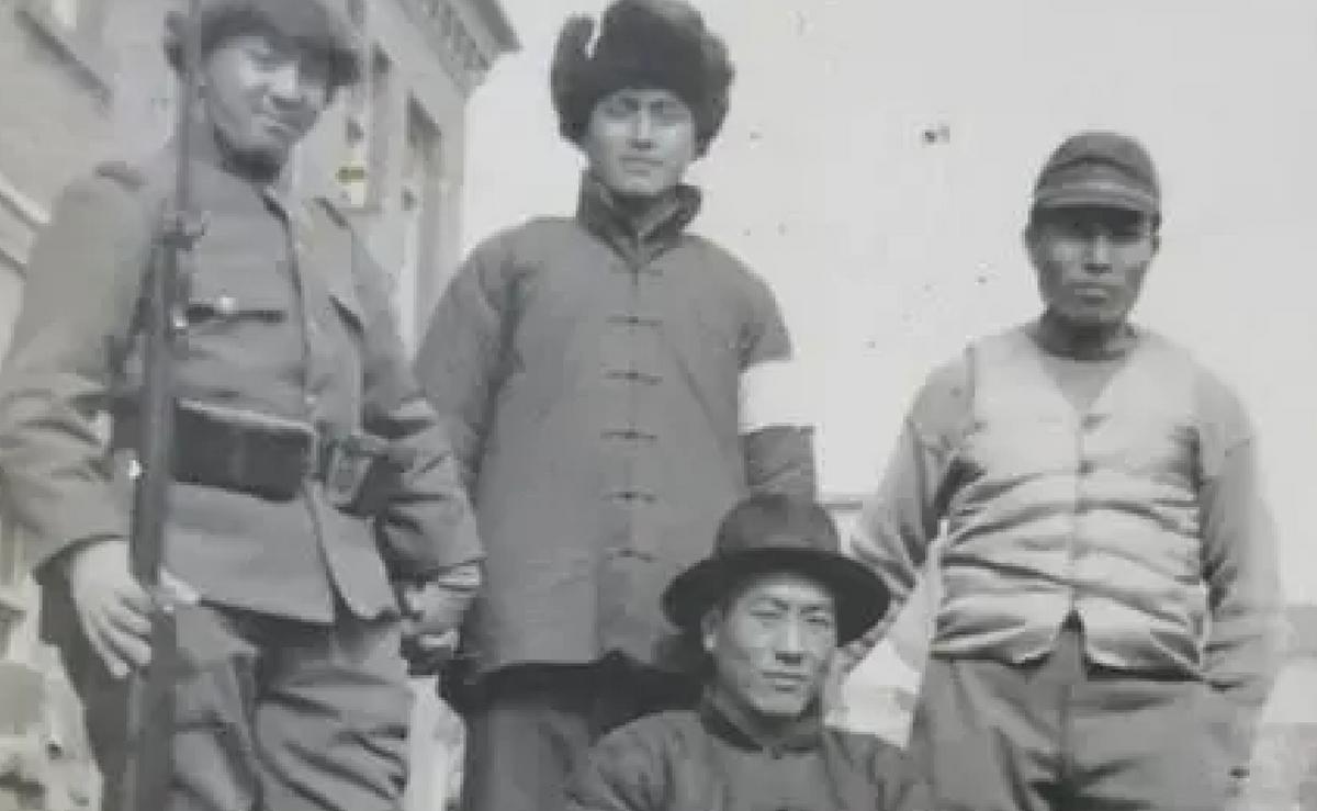 1944年，“大汉奸”郭绍绪邀请日军高管来家中做客。正喝的正酣时，伙计突然喊了一