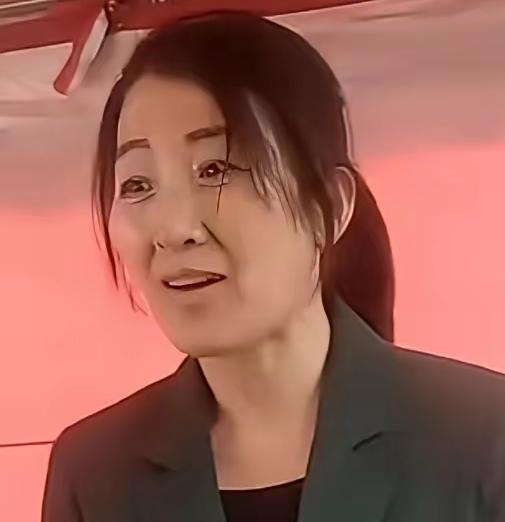 别再猜了，黄梅戏名角袁红根本不是安万剧院的“正式员工”。
她每一次登台，都是以“