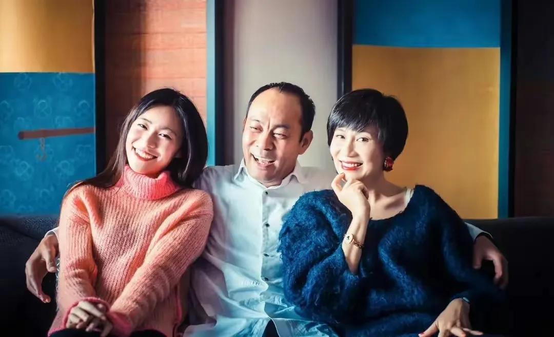一家三口蛮幸福的哈，美中不足的就是女儿没有遗传上妈妈的高颜值！长相普通，气质一般