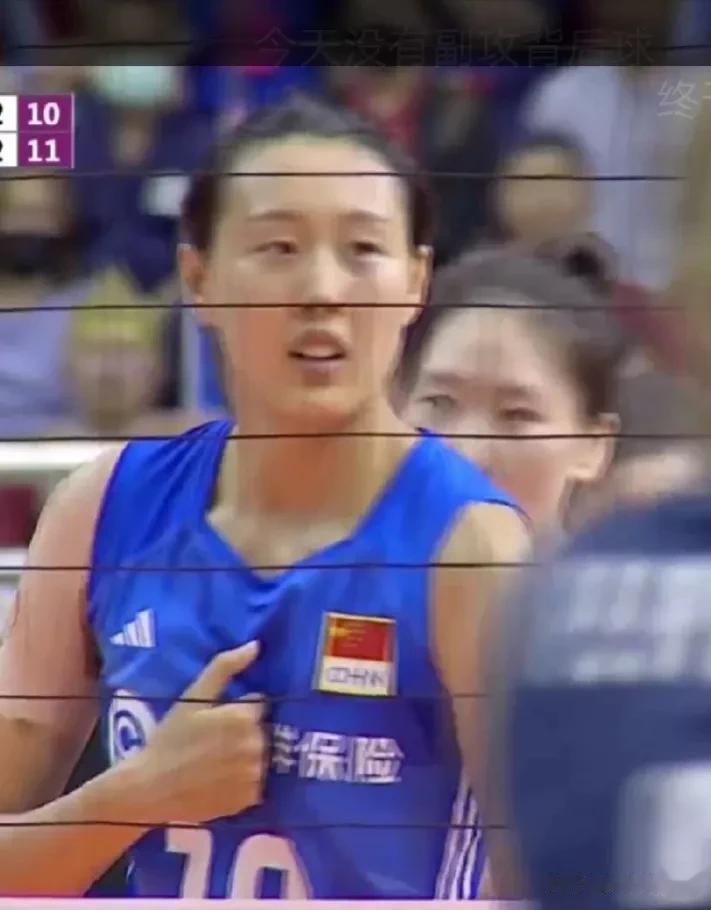 中国女排决胜局14：16负于东道主泰国队获得亚锦赛亚军。
13：13关键时刻，吴