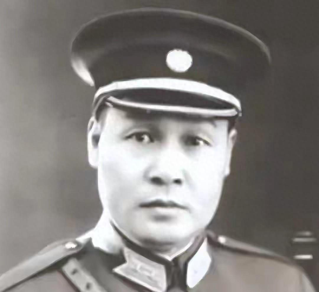 1949年10月1日，天安门城楼上，毛主席宣布新中国成立，万众欢腾。人群里有一个