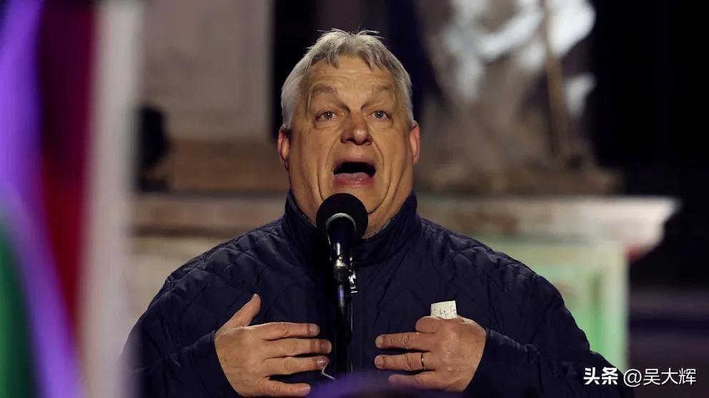 “你们在跟着乌克兰的调子起舞”——欧尔班在匈牙利选前集会激烈回击抗议者
 
匈牙