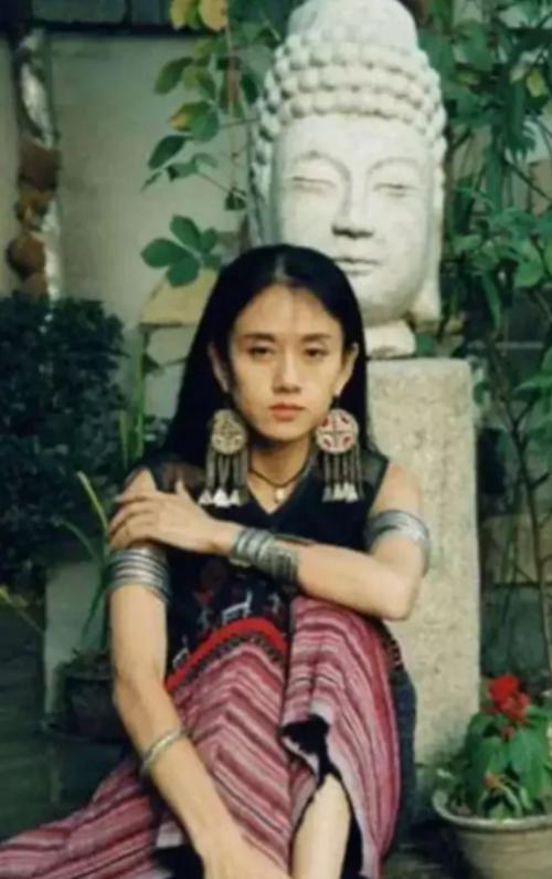 2002年，杨丽萍和百亿富豪刘淳晴结婚7年，刘淳晴对杨丽萍说:“我们要个孩子吧！