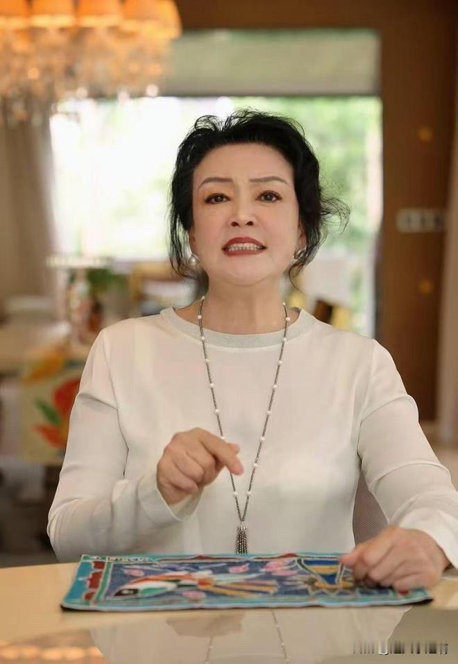 张兰，虽然网络上很多人说她这样那样的不堪。
我却很喜欢她，也很敬佩她。
爽朗的性