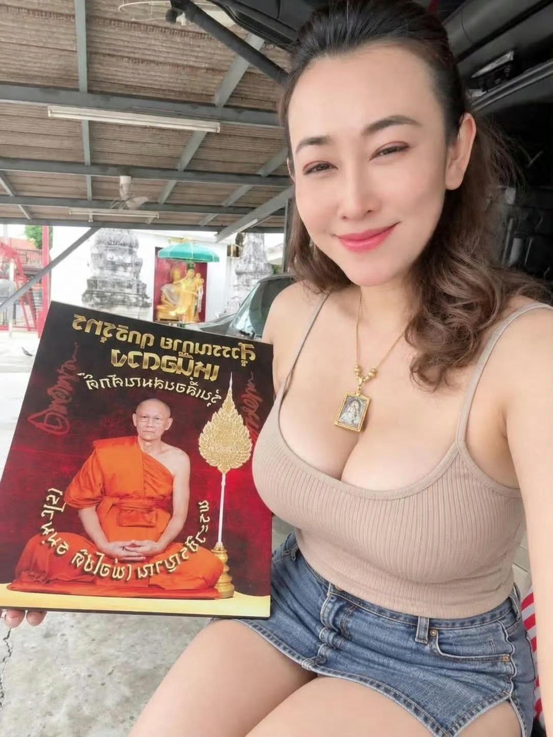 这给泰国版的释永信啊！贪污乱搞男女关系！
泰国警方通报，当地一寺庙住持哇集拉延（
