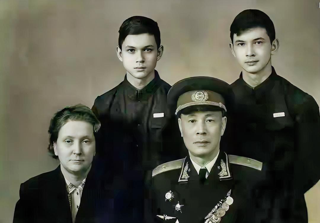 他早年留苏，在苏联空军服役28年，回国后在哈军工创建空军工程系，为中国空军培养大