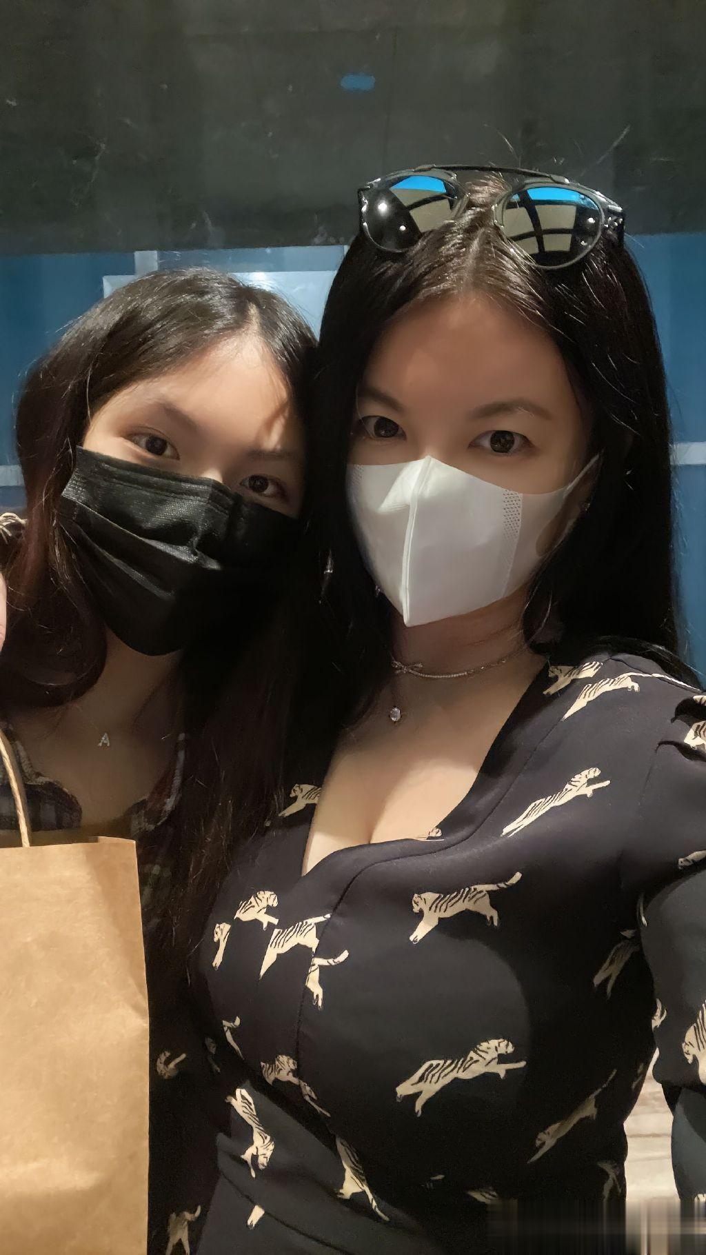 李湘和王岳伦都是合格的父母。

李湘王岳伦离婚多年，无论两人关系怎么样，各种又是