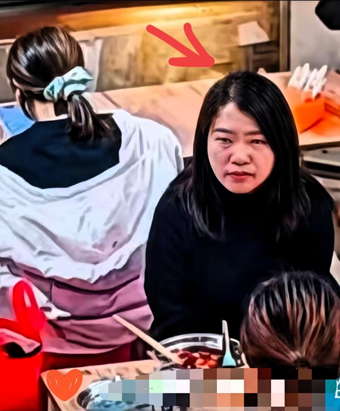 现在全网最难受的人，
​不是那个被浇螺蛳粉汤的受害者，也不是那个泼别人螺蛳粉汤的