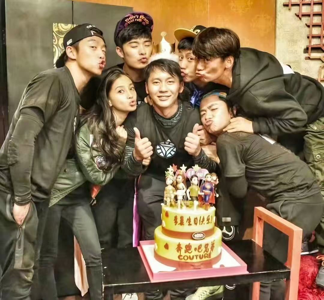 李晨晒与杨颖郑恺陈赫合照李晨杨颖郑恺陈赫合照啊啊啊！ 是初代跑男啊！！！ 