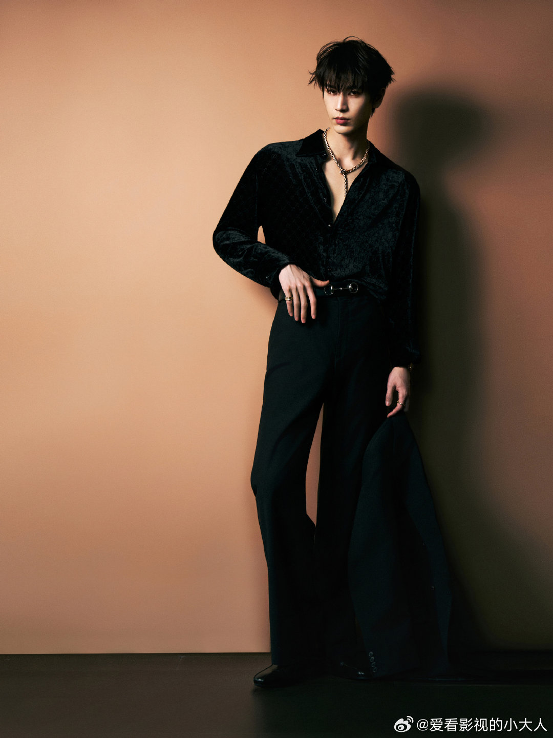 张凌赫暗黑系 张凌赫红毯的王！这套暗黑系也太帅了吧！v领也不够深！张凌赫红毯的王