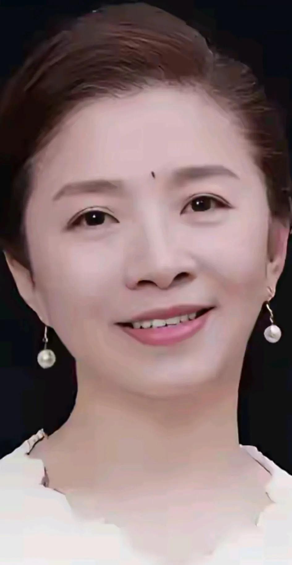 怎么都没想到这会是同一个人，一个貌美如花的女子把一个农村老太太演得活灵活现，你说