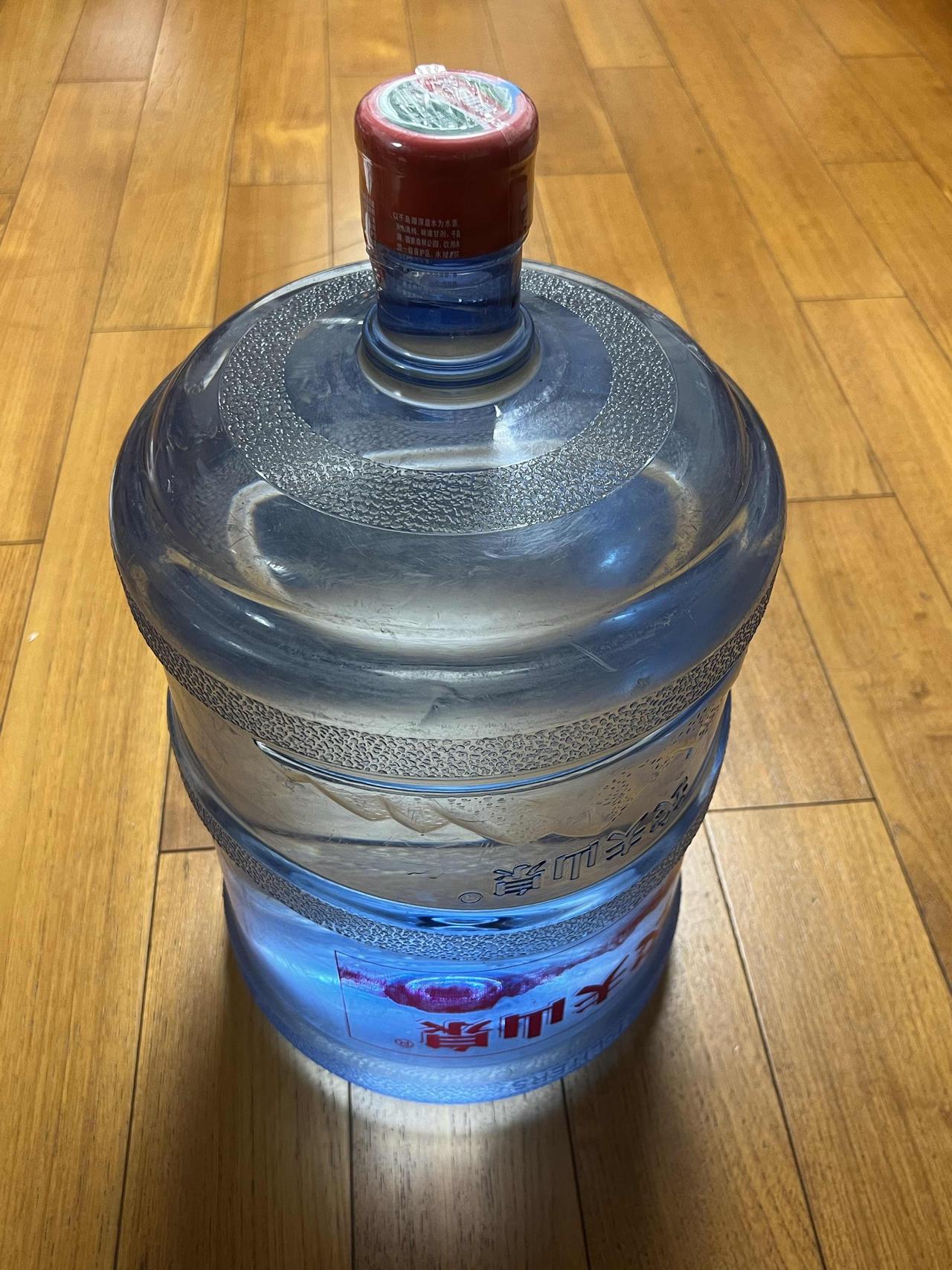 送水一个月挣多少钱？
一直在用农夫山泉桶装水，现在一桶水28块，这片是一个中年大
