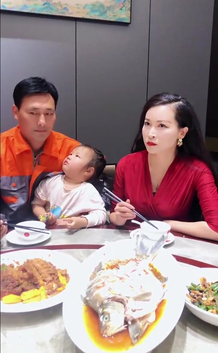 上门女婿。
老婆。