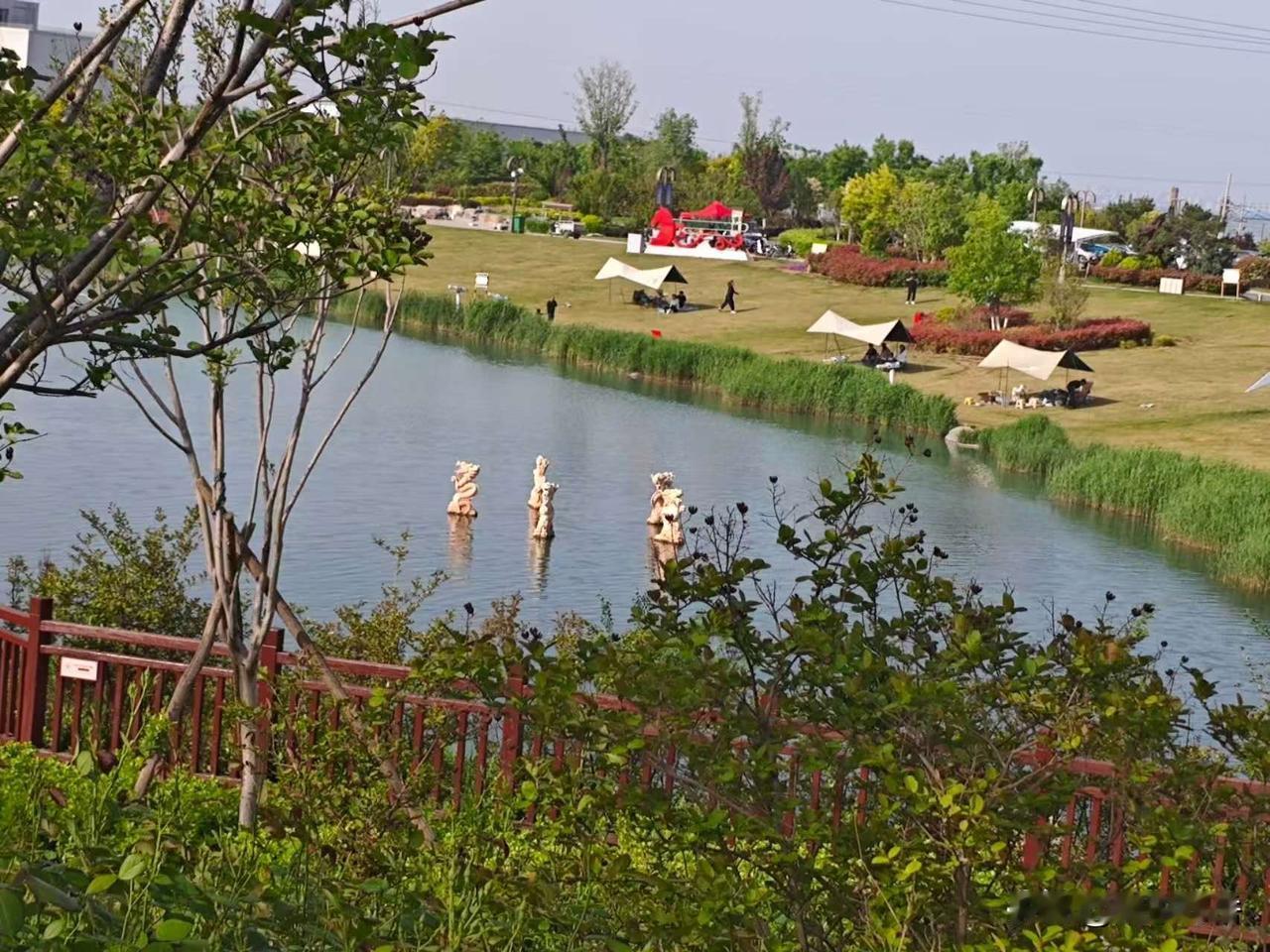 培训女主持
    上周参加了一个主管单位的集中封闭短训。时间安排得挺紧，授课讨