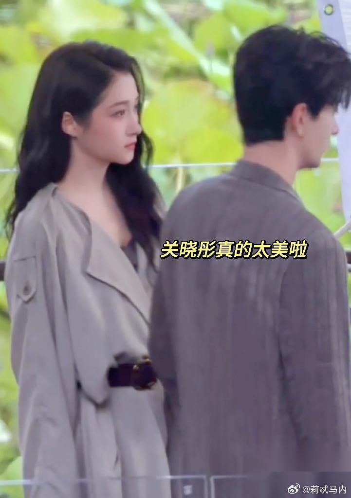 女人最好的状态， 不是穿得贵，而是穿得对。 关晓彤新剧《红掌》路透这几天刷屏了。