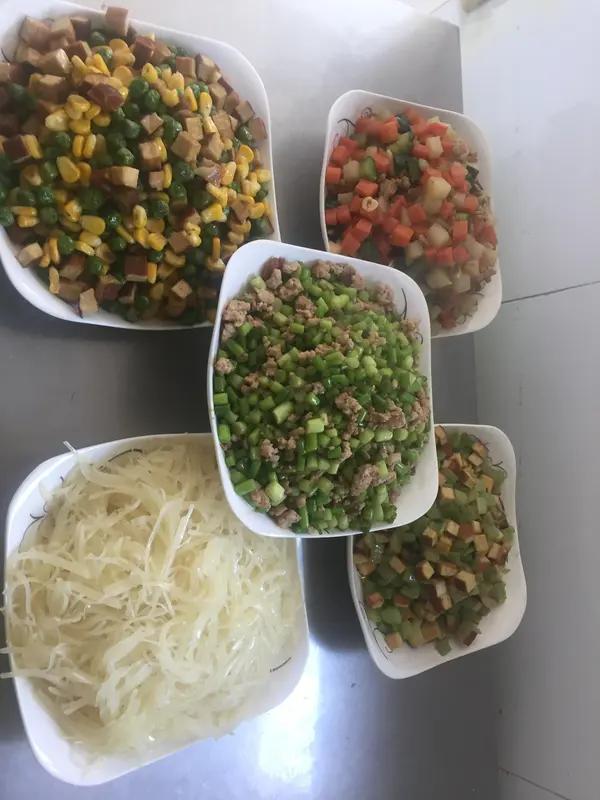 “肉是臭的、菜是烂的”？家长称托管班给孩子准备的食材变质；山东滕州市监局：已介入