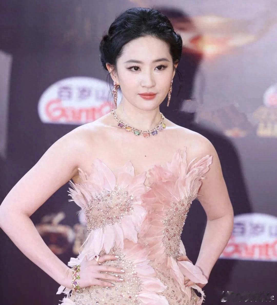 品质盛典红毯生图来了！刘亦菲体态健康，关晓彤脖子短，蒋欣脸僵 ​​​