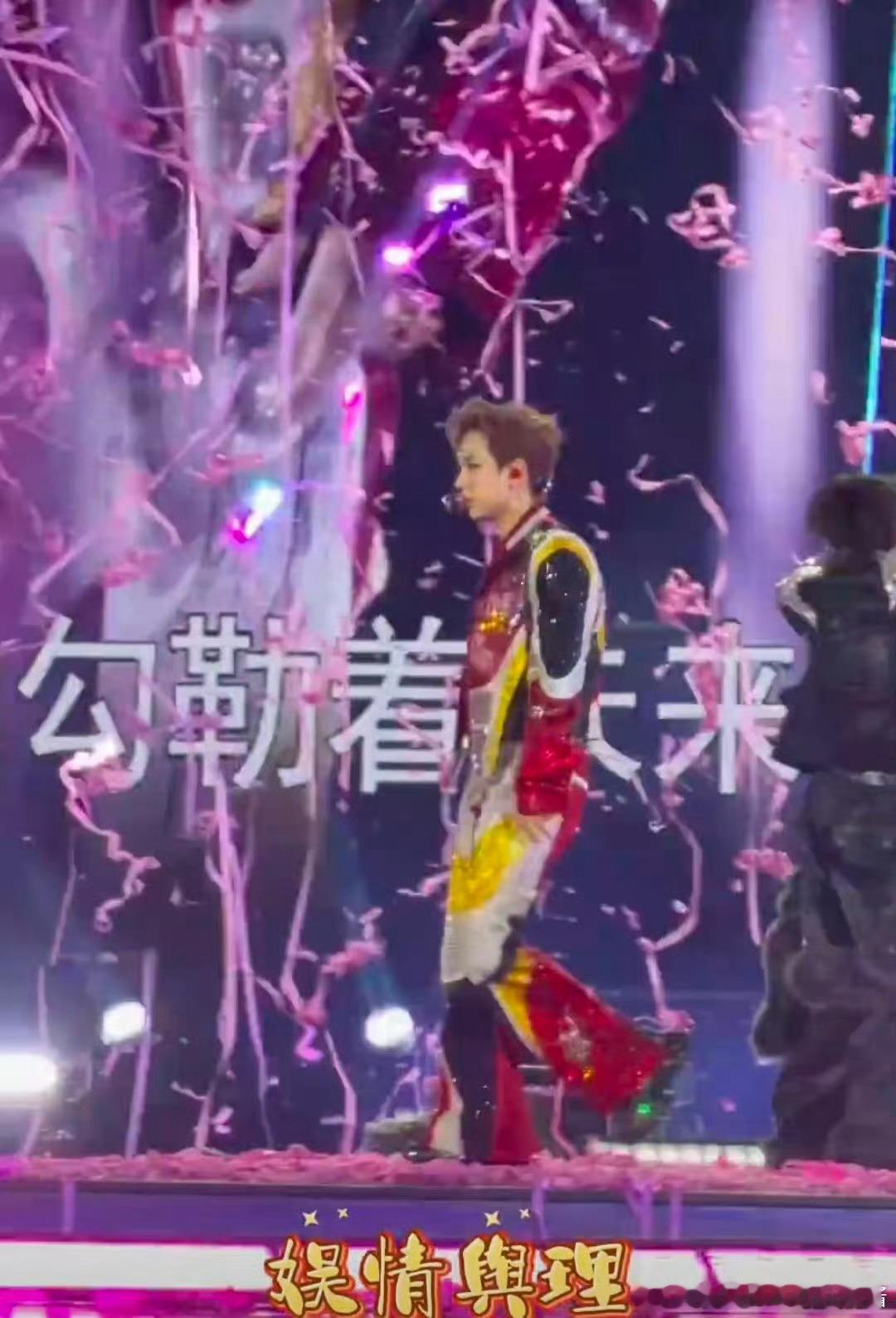 小怪物挡我看汪苏泷脱衣服了小怪物快闪开！汪苏泷南宁演唱会高能瞬间，终于等到这幕！