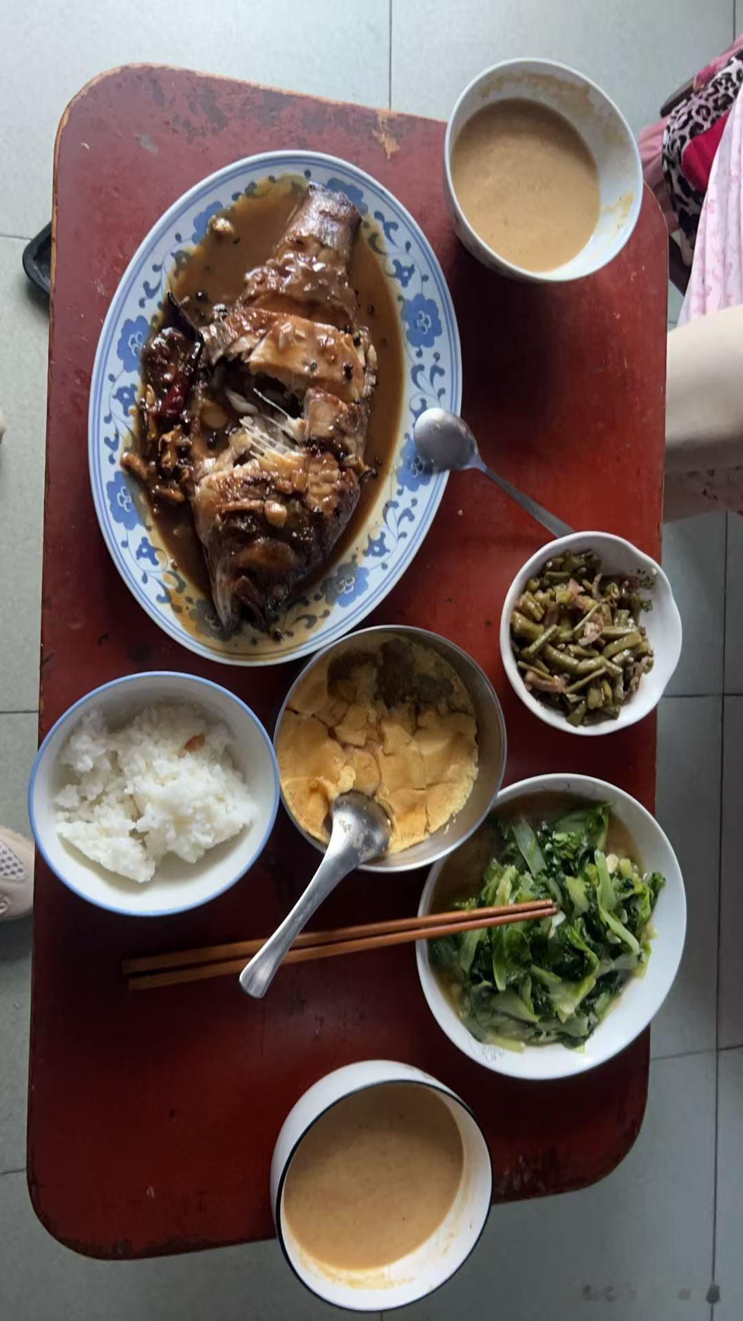 三伏天的饮食需要注意哪些方面三伏天闷热潮湿，饮食重在清热祛湿、清淡补水。少吃冰镇