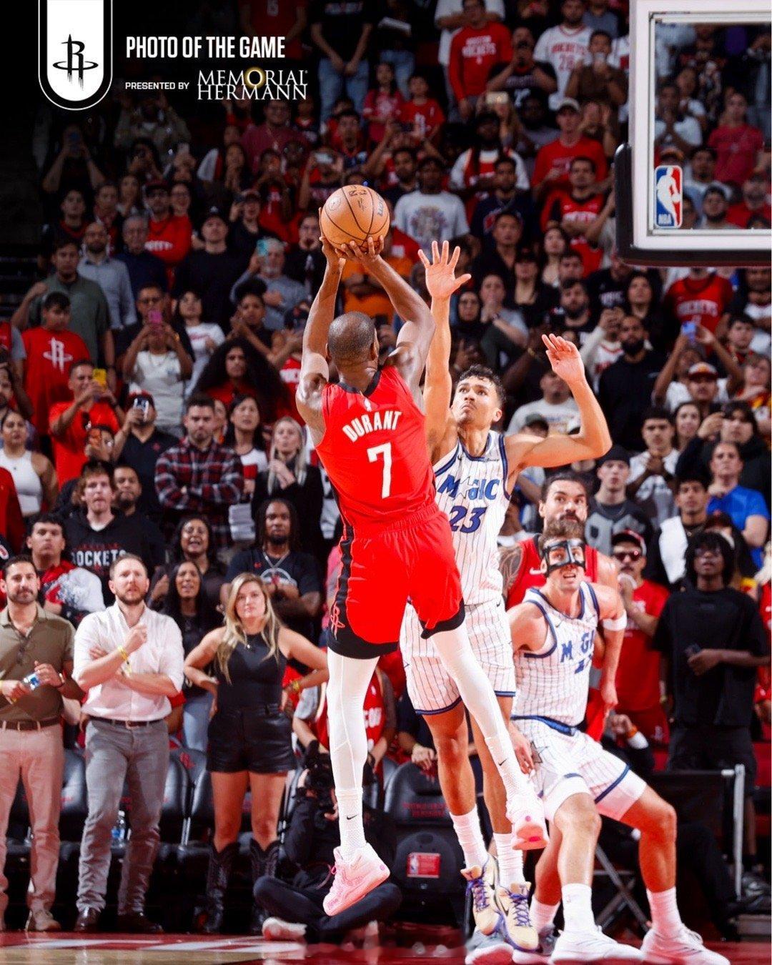 当被问及作为关键时刻的威胁点如何调整自己的比赛时，杜兰特分享了他的见解：“在第四