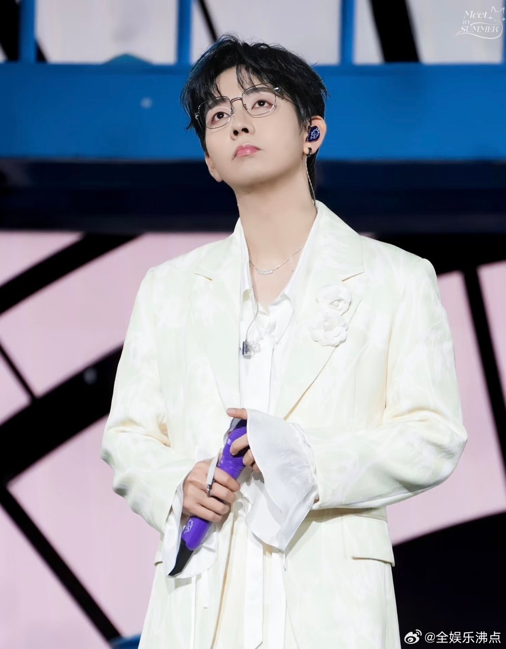 黄子弘凡问胡夏签没签保咪协议黄子弘凡扒胡夏衣服查 “保咪协议” 的样子，像极了查