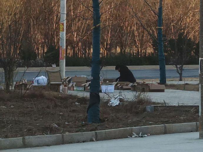 网友：学校周边的小贩。今天我和舍友一起去河北外国语的校外拿快递的时候，偶然路过路