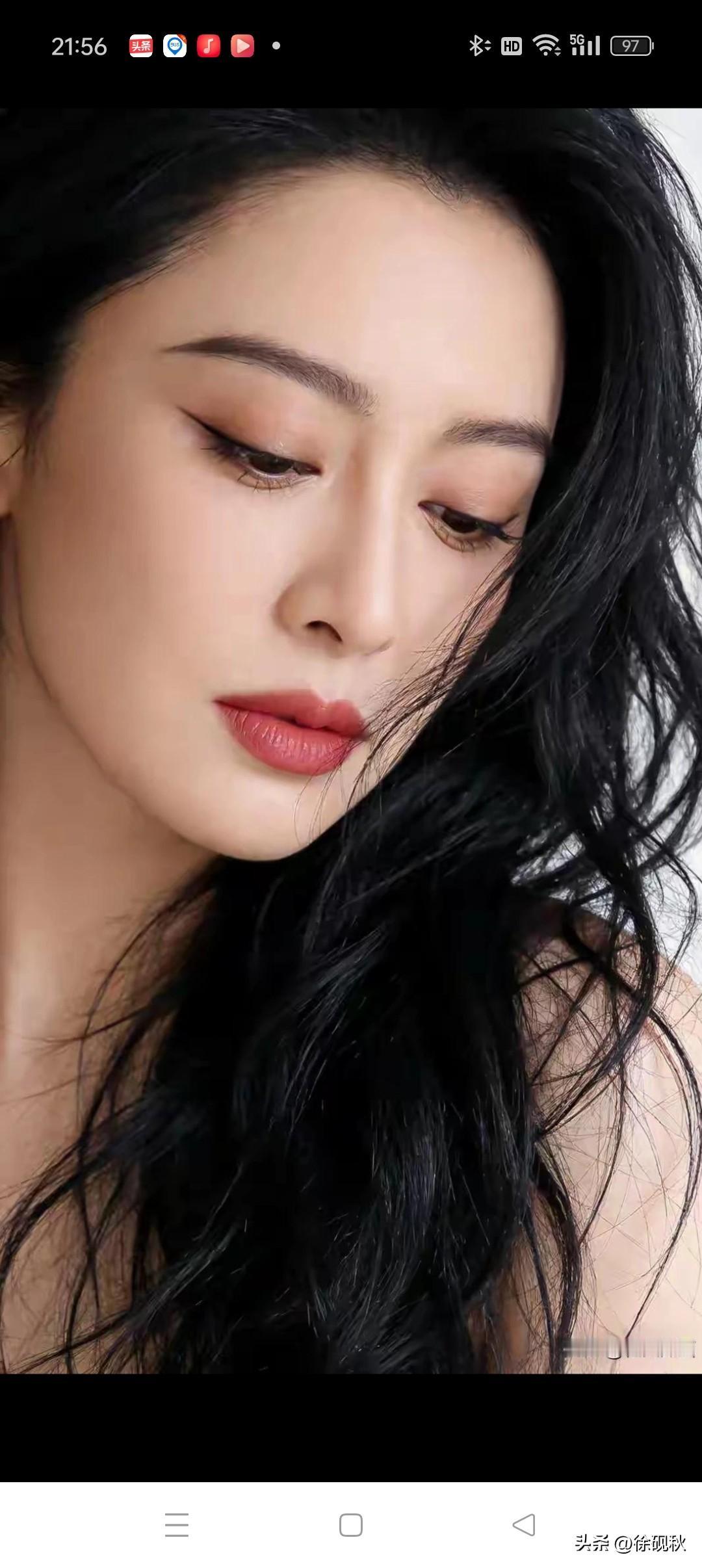 上联：抬头感叹人生路
下联：低首品味红尘情