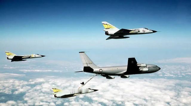 70年代，三架F-106“三角标枪”战斗机与一架KC-135加油机会合，进行空中