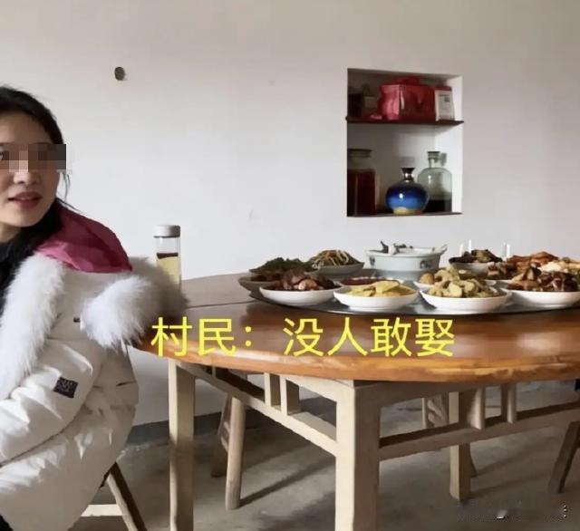 男生带着城里的女友回农村过年，父母高兴的很，将家里打扫干净，还喊来了亲朋好友齐相