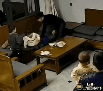 “太揪心！”2023年，河南一三岁的小女孩，因为撕了几页书，被爷爷奶奶轮流扇几十