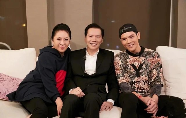 向佐找晓华理发引围观！结果剪了个寂寞，三个小时毫发无损比起明星身份，向佐如今更像
