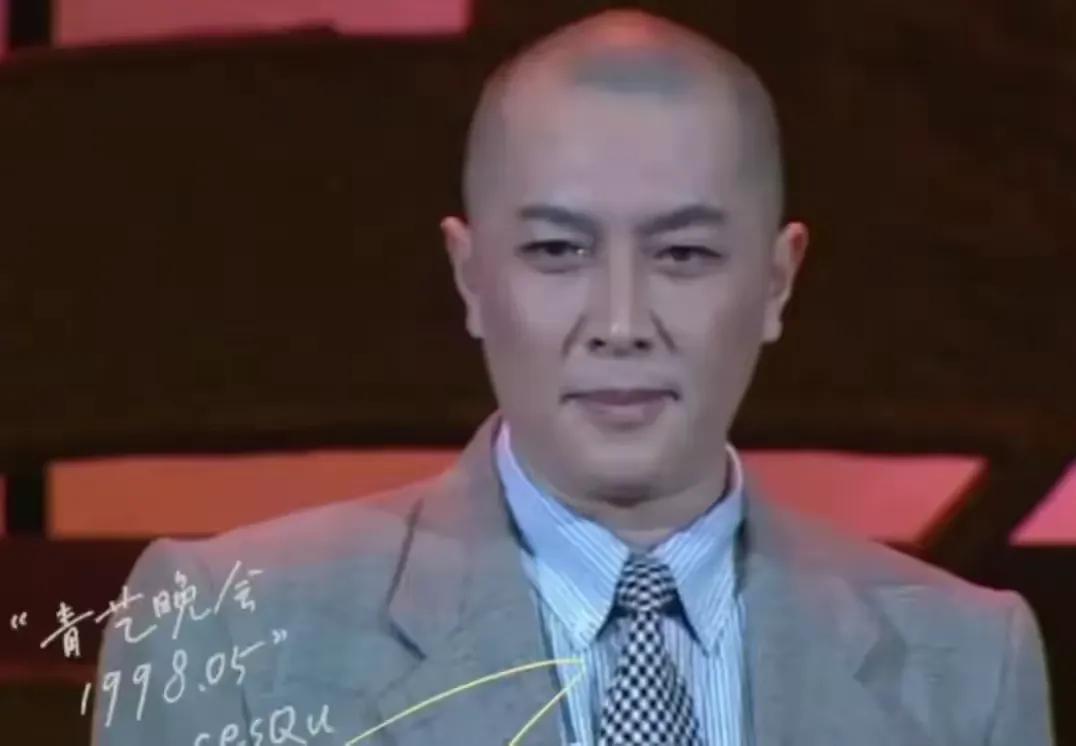 第一次看唐国强剃光头的照片，有点不习惯。此时46岁的他，已是中年男人了。