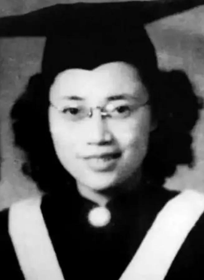 1950 年，饱受酷刑摧残的萧明华，得知敌人即将处决自己。突然，她抬起头说道："