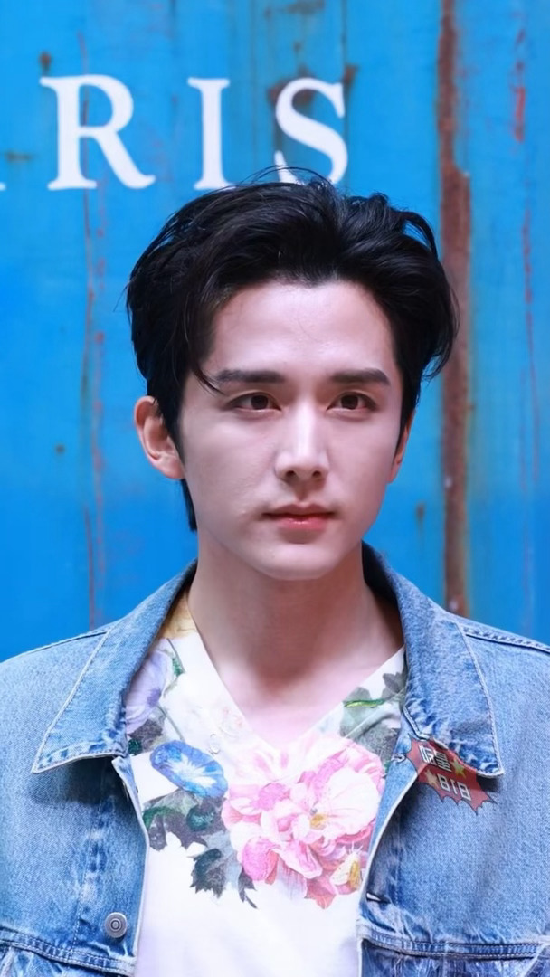 今日品牌大秀，同一个摄影师拍的怼脸生图：丞磊 张新成 展轩看看帅哥们的状态如何 