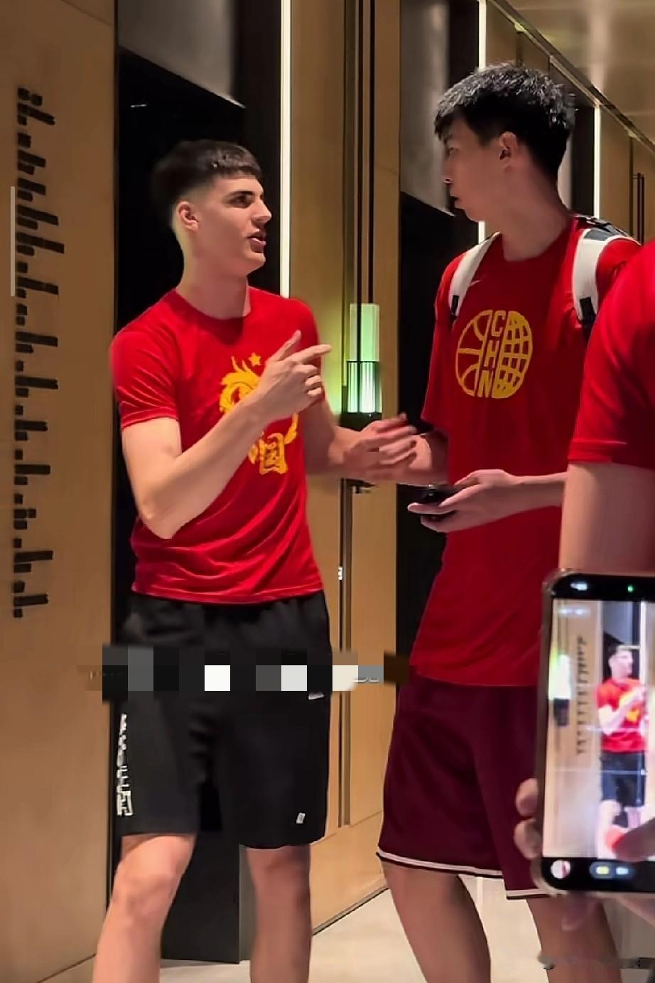 徐昕用实际行动赢得尊重，也是受人尊重的最好办法！

两场热身赛，徐昕打出了内线统
